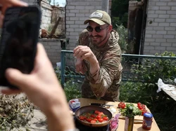Unik! Tentara Ukraina Ini Bikin Konten Masak di Wilayah Perang