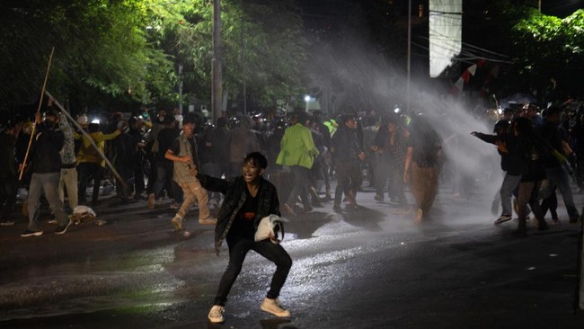 Polda Jateng mengakui anak-anak di masjid terkena gas air mata saat kericuhan demo pecah di Semarang pada Senin (26/8) malam.