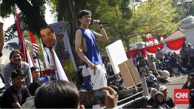 Suasana aksi Jogja Memanggil di depan Istana Kepresidenan Yogyakarta semakin riuh saat seorang peserta yang mengaku dari kalangan wibu berorasi.