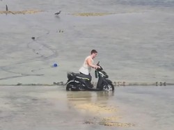 Viral WNA Bawa Motor ke Tengah Laut untuk Seberangi Nusa Ceningan-Lembongan