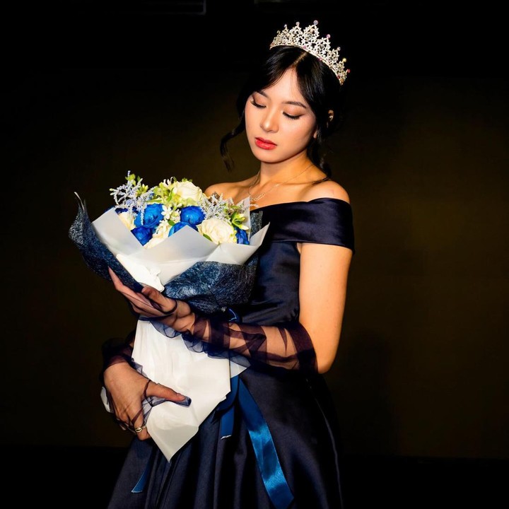 <p>Lewat Instagram, Zee mengunggah potret dirinya pada hari kelulusan. Ia tampil cantik berbalut<em> off-shoulder dress</em> warna biru. Zee juga terlihat mengenakan tiara dan membawa sebuah buket bunga. (Foto: Instagram @jkt48.zee)</p>