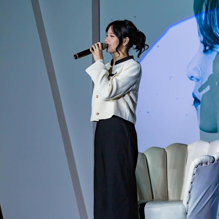 <p>Mantan idol yang juga merintis karier sebagai aktris ini menuliskan pesan hangat kepada para penggemarnya. "Terima kasih sudah menemaniku di JKT48. Terima kasih sudah selalu mendukungku selama ini. Aku bersyukur bisa banyak bertemu orang yang baik disini.<em> Thankyou for being part of the best chapter of my life. Let’s start a new journey out there! Wish me luck</em>," tulisnya. (Foto: Instagram @jkt48.zee)</p>