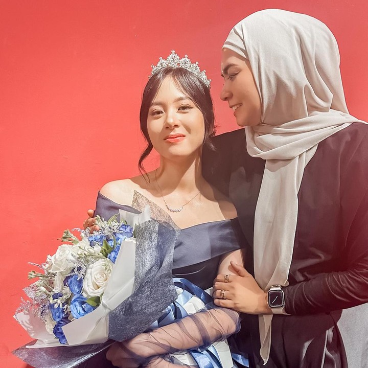 <p>Kelulusan Zee turut membuat ibunda bangga. "MasyaAllah Tabarakallah. Azizi Shafaa Asadelku.. Mama bangga sekali.." tulis Rani Fadli. (Foto: Instagram @raninyafadli)</p>