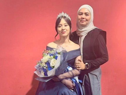 7 Potret Zee Putri Akhmad Fadli Lulus dari JKT48, Sang Bunda Ungkap Kebanggan dan Doa