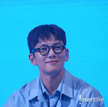 7 Momen Ji Chang Wook Berkemeja Biru, Segar Bak di Pantai