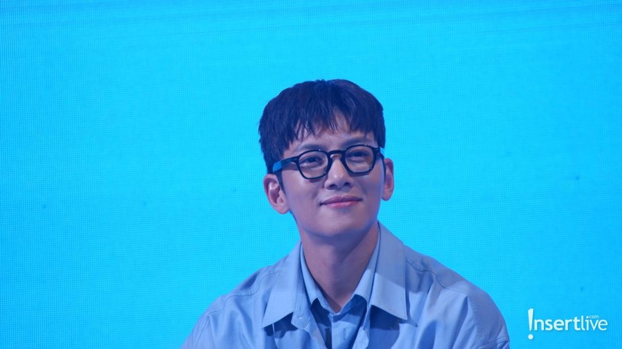 7 Momen Ji Chang Wook Berkemeja Biru, Segar Bak di Pantai