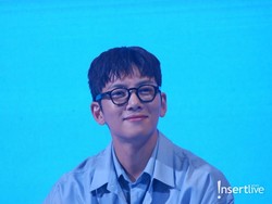 7 Momen Ji Chang Wook Berkemeja Biru, Segar Bak di Pantai