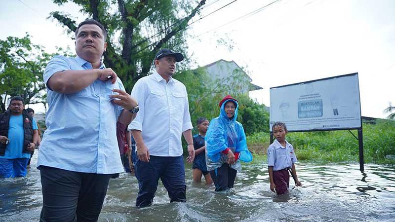 Wali Kota Medan Bobby Nasution langsung turun ke lapangan untuk meninjau banjir di Jalan Perjuangan, Kelurahan Tanjung Rejo, Kecamatan Medan Sunggal