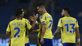 FOTO: Tendangan Bebas Ronaldo Dekati Messi