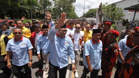Diiringi Ribuan Masyarakat, Pasangan Asri-Lom Lom Daftar ke KPU