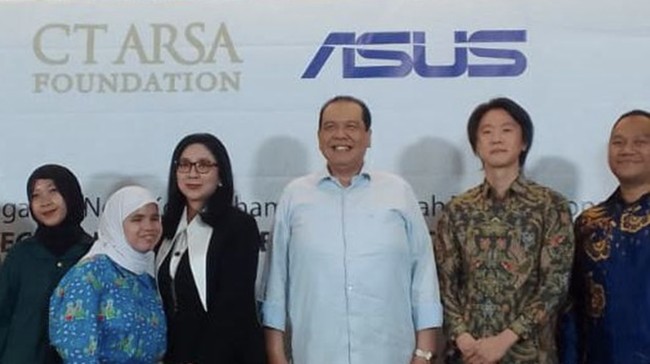 CT ARSA Foundation dan PT ASUS Indonesia menyalurkan 156 laptop untuk sekolah di Deli Serdang dan Sukoharjo serta mendukung program pendidikan CT ARSA lainnya.