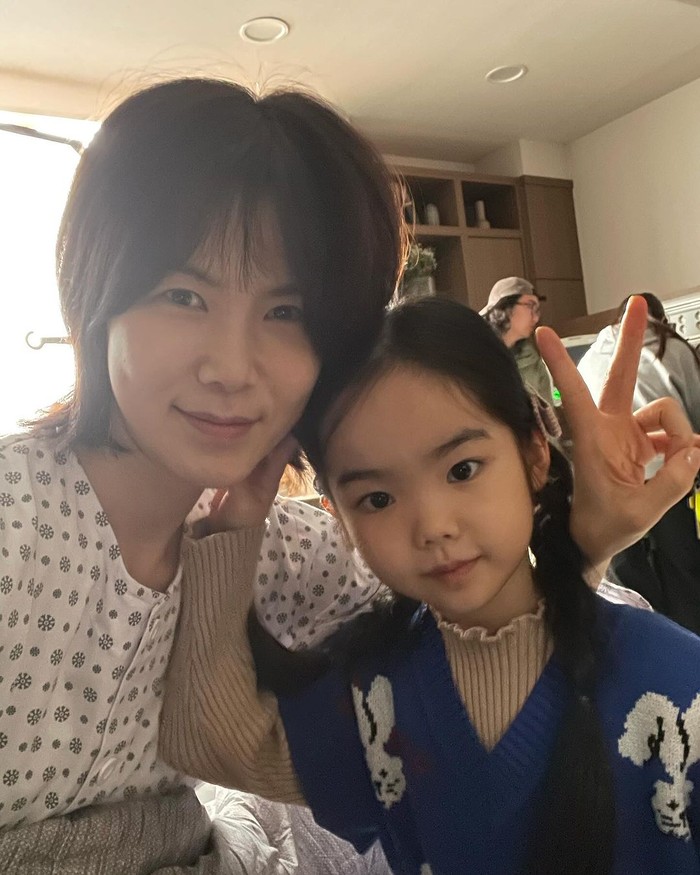 Awal Januari lalu, Oh Eun Seo tampil dalam drama dengan rating dua digit, yakni Marry My Husband. Di sana, ia berperan sebagai putri tunggal dari Yang Ju Ran (Gong Min Jung) yang menggemaskan/ Foto: instagram.com/5_eun_seo