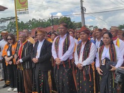Mantan Ketua KPU NTT Daftar Pilbup Manggarai, Kompak Pakai Baju Adat