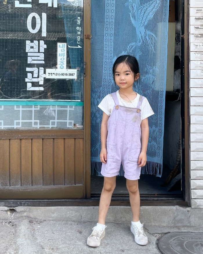 Di proyek selanjutnya, artis cilik ini didapuk memerankan masa kecil karakter On Woo Joo (Kang Han Na) dalam drama Frankly Speaking. Saat kecil, ia diceritakan ditelantarkan dan ditinggalkan sang ibu di panti asuhan/ Foto: instagram.com/5_eun_seo