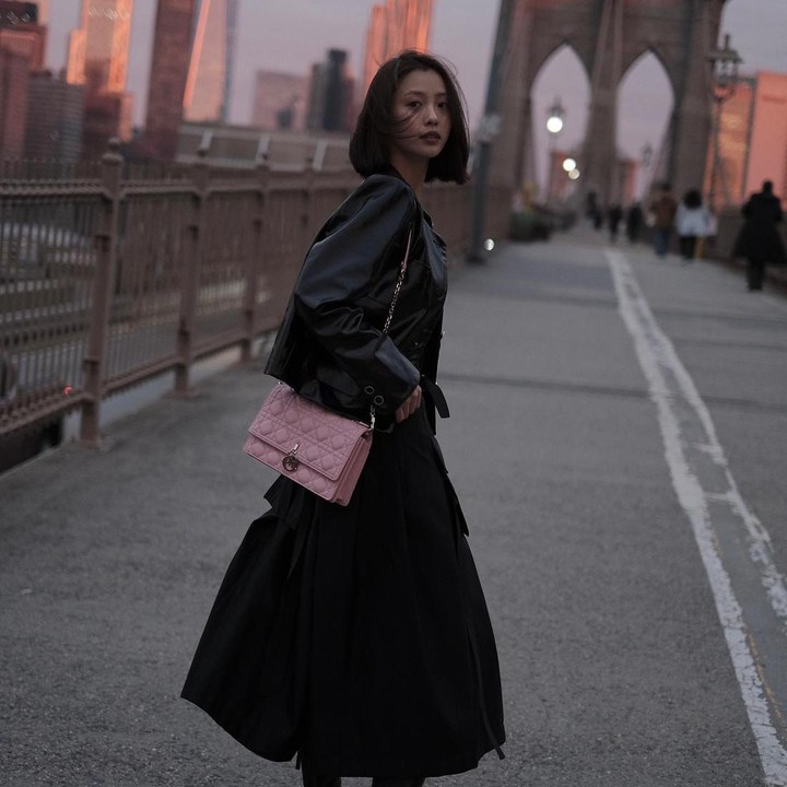 <p>Tak kalah modis, Go Min Si tampil memukau saat melakukan pemotretan dengan memakai jaket kulit yang dipadukan bersama<em> midi skirt</em> bersiluet <em>A-line.</em> Busana serba hitam membuatnya tampak modis, Bunda. (Foto: Instagram @gominsi)</p>