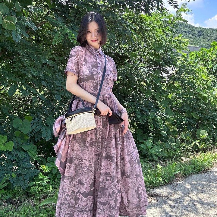 <p>Pemain serial<em> The Frog</em> ini terlihat memesona dalam blutan <em>dress</em> bergaya klasik dengan warna ungu muda. Nuansa <em>vintage</em> semakin ditonjolkan lewat pulasan lipstik berwarna merah di bibirnya. (Foto: Instagram @gominsi)</p>
