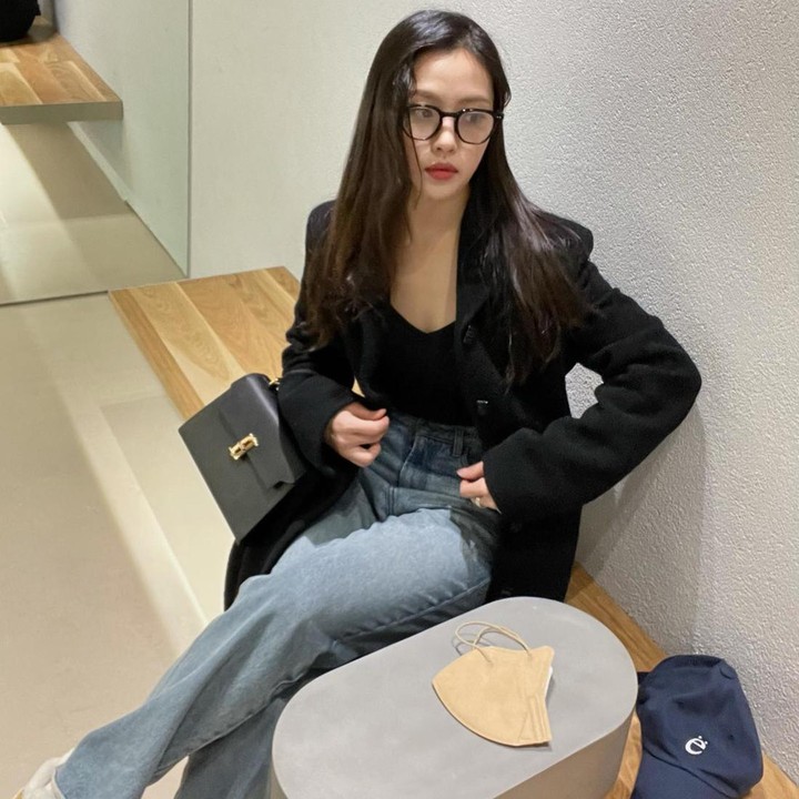 <p>Gaya busana Go Min Si yang satu ini juga tak kalah modis dan cocok dikenakan untuk <em>hangout.</em> Ia memadukan <em>blazer</em> dan <em>tanktop</em> bersama celana jins. Go Min Si juga memberi sentuhan manis lewat kacamata berbingkai hitam. (Foto: Instagram @gominsi)</p>