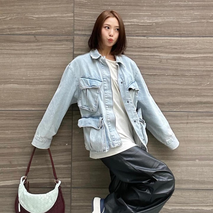 <p>Tampil kasual, Go Min Si memadukan jaket denim berwarna biru muda dengan<em> t-shirt</em> dan <em>leather pants</em>. Ia menyempurnakan penampilannya dengan sepatu <em>sneakers.</em> (Foto: Instagram @gominsi)</p>