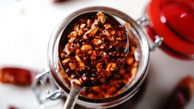Rasanya Pedas, Tapi Chili Oil Punya 7 Manfaat Tak Terduga buat Tubuh