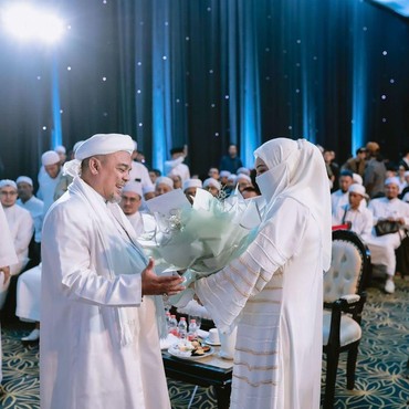 Jadi Istri Muda, Syarifah Mona Beri Pesan Saat Rayakan Ultah Habib Rizieq