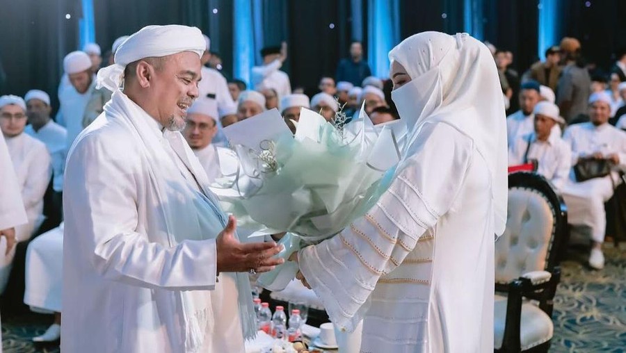 Jadi Istri Muda, Syarifah Mona Beri Pesan Saat Rayakan Ultah Habib Rizieq