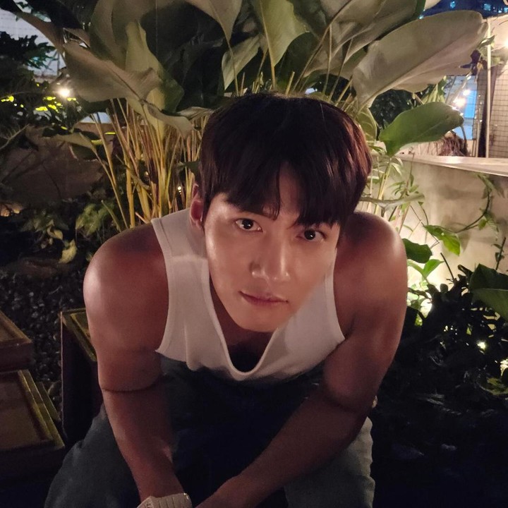 <p>Penampilan Ji Chang Wook saat berkunjung ke Blok M sontak menjadi sorotan warganet. "Indonesia panas ya Oppa," komentar akun @micareg****. "<em>Cosplay</em> jadi warga lokal," kata @vinapra**** (Foto: Instagram @jichangwook)</p>
