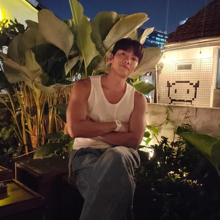 <p>Aktor tampan berusia 37 tahun itu membagikan potretnya ketika asyik nongkrong di Blok M. Pakaian yang dikenakan membuatnya terlihat seperti warga lokal. (Foto: Instagram @jichangwook)</p>