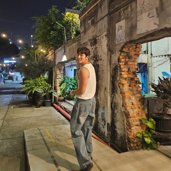 <p>Setelah sempat bikin geger ketika jajan sate di Kebayoran Baru, kali ini Ji Chang Wook mampir ke kawasan Blok M. (Foto: Instagram @jichangwook)</p>