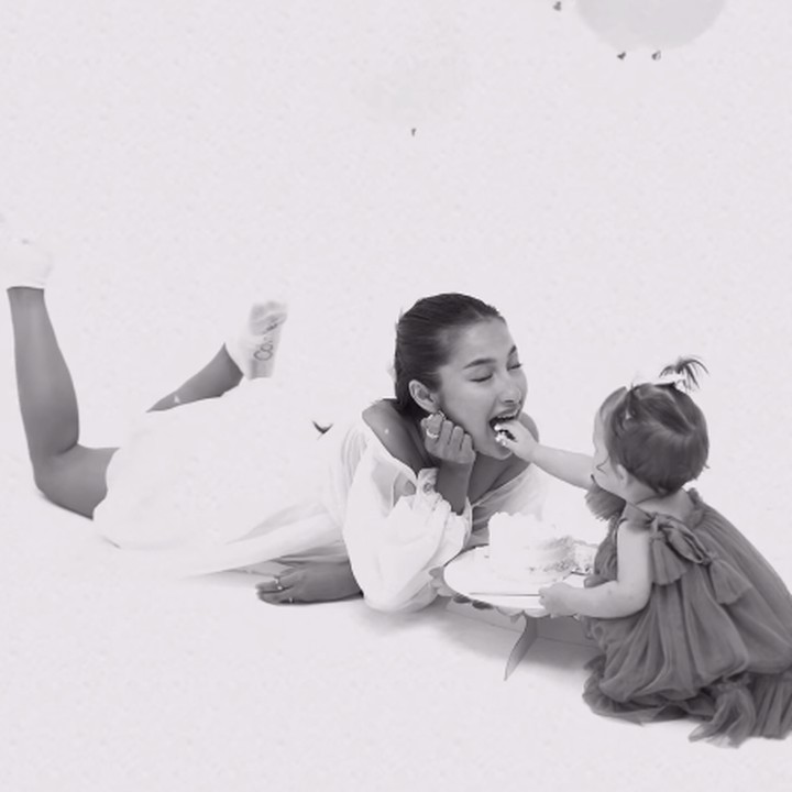 <p>"Selamat ulang tahun untukmu Kamari. Kebahagiaan selalu menyertaimu," kata seorang netizen dengan emotikon hati. "Selamat ulang tahun <em>little princess online</em>-ku. Kuharap Kamari menjadi anak yang sehat, pintar, selalu membawa bahagia. <em>Big hug</em> untuk Mamari dan Kamari," doa netizen lainnya. (Foto: Instagram: @jennifercoppenreal20)</p>
