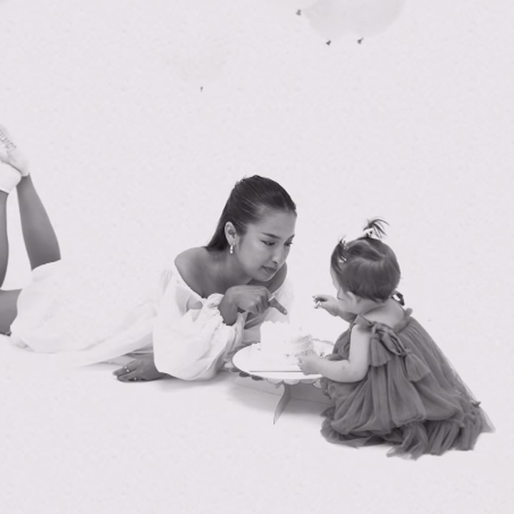 <p>Dalam rangka merayakan hari ulang tahun sang putri yang pertama, Jennifer Coppen mengunggah kompilasi video yang berisi kebersamaannya dan sang suami dengan Kamari. Video dengan filter<em> black and white</em> ini pun dibagikan dengan <em>backsound</em> yang lembut. (Foto: Instagram: @jennifercoppenreal20)</p>