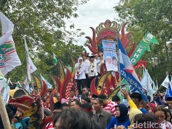 Ul Daul Madura dan Kesenian Rakyat Iringi Khofifah-Emil Daftar ke KPU Jatim