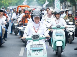 Naik Motor Listrik Saat Daftar ke KPU, Khofifah-Emil Gaungkan Green Energy
