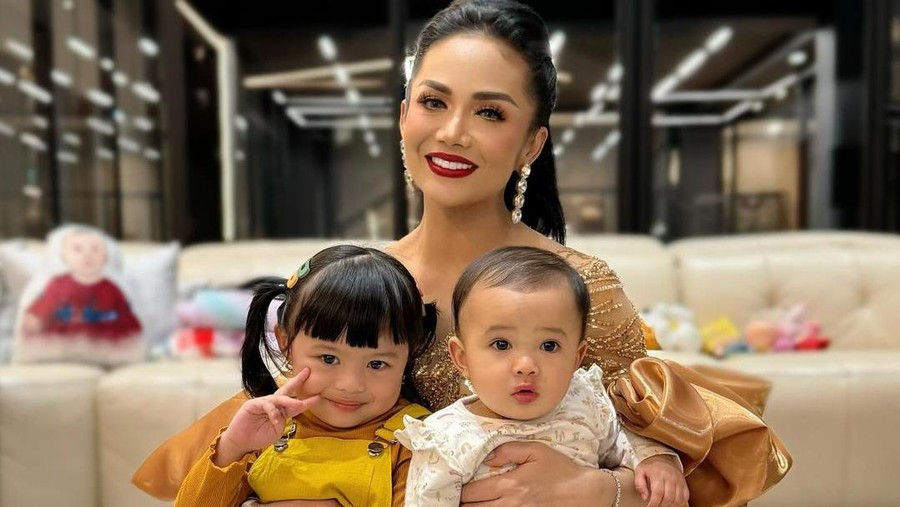 Kris Dayanti Momong Cucu