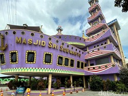 Masjid Unik di Sukabumi: Bentuknya Perahu, Warnanya Ungu