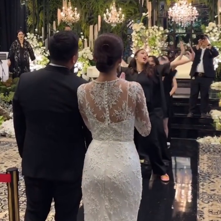 <p>Ada banyak hal yang menarik perhatian saat acara pernikahan Nabila dan Ivan. Salah satunya adalah kala Nayyara nge-<em>dance</em> dengan <em>dresscode</em> warna hitam. (Foto: Instagram: @anggikdmn)</p>