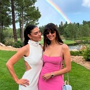 3 Gaya Nina Dobrev saat Jadi Bridesmaids, Kenakan Gaun Sutra Seharga Rp43 Juta