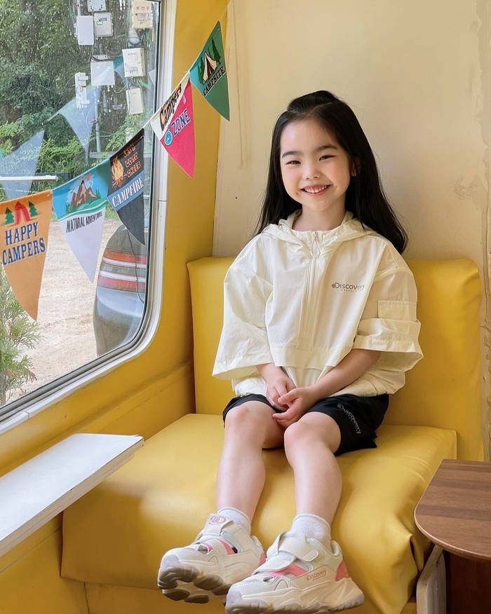 Oh Eun Seo lebih dulu dikenal lewat beberapa program hiburan. Hingga menginjak usia 4 tahun, ia mulai terjun ke dunia akting melalui drama Hospital Playlist 2 (2021) dan sejak saat itu kariernya semakin meroket/ Foto: instagram.com/5_eun_seo