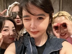 Park Bom Pajang Foto Bareng 2NE1, Langsung Dapat Pujian