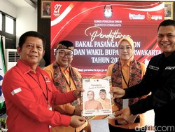 Pasangan Anne-Budi Hermawan Daftar KPU Purwakarta Diiringi Marawis