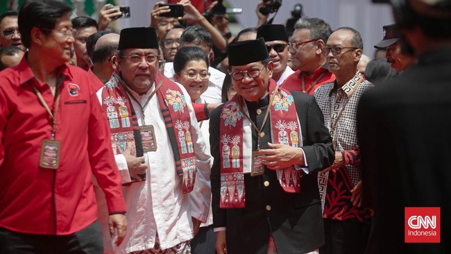 Pramono Anung dan Rano Karno tiba di kantor KPUD DKI Jakarta, Rabu (28/8), untuk didaftarkan sebagai cagub-cawagub Pilkada 2024.