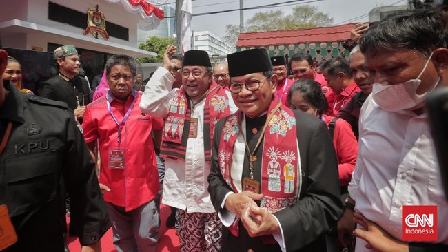 Pramono Anung dan Rano Karno resmi mendaftarkan diri sebagai calon gubernur dan wakil gubernur di Pilkada Jakarta 2024.