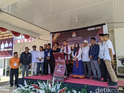 Diiringi Orkestra, Farin-Khairatun Daftar Pilbup Lombok Barat