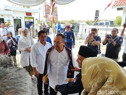 Kompak Berkemeja Putih, Sutrisna-Sumanto Mendaftar ke KPU Gunungkidul