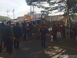 Paslon Independen Daftar Pilbup Sumedang Naik Kereta Kencana