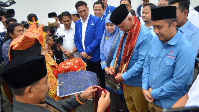 Rapat penetapan Mahyeldi-Vasko sebagai gubernur dan wagub terpilih Sumbar terlihat tak dihadiri paslon nan menjadi rivalnya, Epyardi Asda-Ekos Albar.