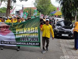 Jalan Kaki ke KPU Banyuwangi, Ipuk-Mujiono Diiringi Caping dan Barong