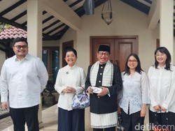 Pakai Beskap Betawi, Pramono Daftar Cagub Jakarta Didampingi Istri dan Anak