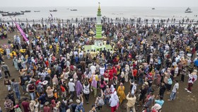 FOTO: Menengok Tradisi Mandi Safar 2024 di Air Hitam Laut Jambi