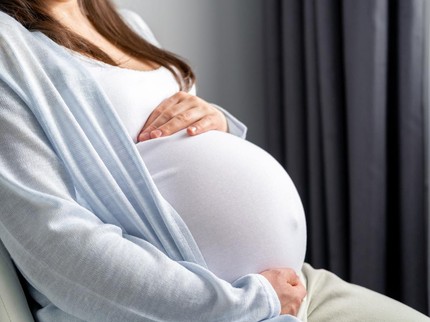 Fakta Seputar Pusar Ibu Hamil Menonjol Saat Hamil, Benarkah Tanda Hamil Anak Laki-laki?