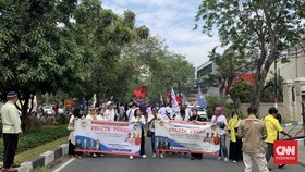 Ribuan Orang Antar Khofifah-Emil Daftar, Relawan Gibran Terdepan